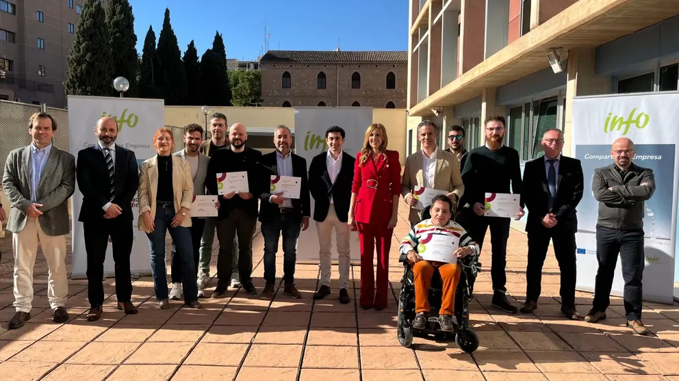 La consejera de Empresa, Empleo y Econom&iacute;a Social, Marisa L&oacute;pez Arag&oacute;n junto a los galardonados con el premio 'Emprendedor del mes'. (CARM)