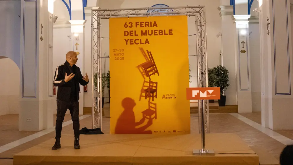 Lid&oacute; Rico durante la presentaci&oacute;n del cartel de la feria. (Feria del Mueble Yecla)