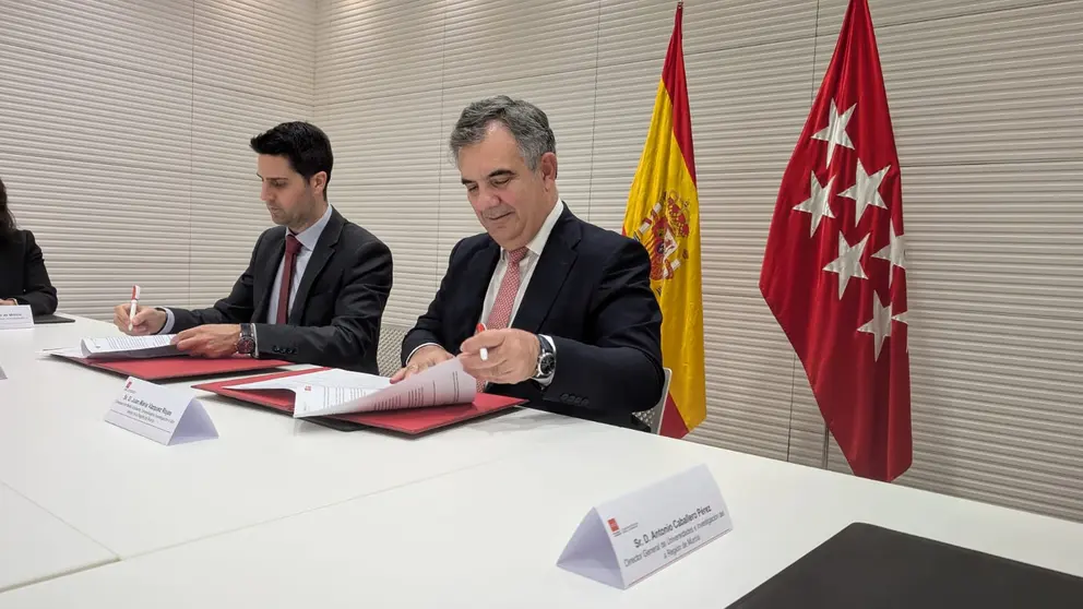 El consejero de Medio Ambiente, Universidades, Investigaci&oacute;n y Mar Menor, Juan Mar&iacute;a V&aacute;zquez, durante la firma, con el consejero de Educaci&oacute;n, Ciencia y Universidades de la Comunidad de Madrid, Emilio Viciana, de un protocolo general de actuaci&oacute;n para la cooperaci&oacute;n en los &aacute;mbitos de la educaci&oacute;n superior, investigaci&oacute;n e innovaci&oacute;n. (CARM)