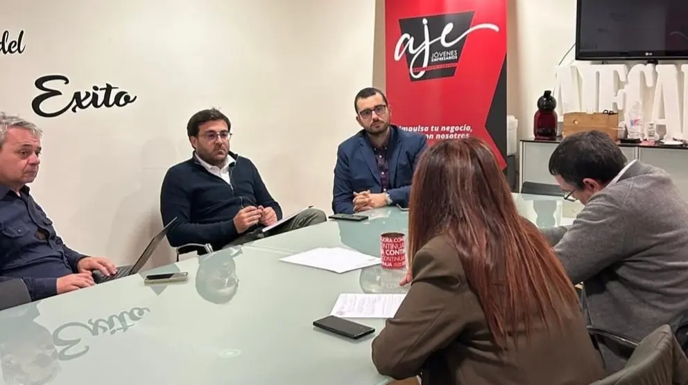 Un momento de la reuni&oacute;n entre el presidente de AJE Cartagena, Pablo Nario, y la vicerrectora de Econom&iacute;a y Planificaci&oacute;n de la Universidad Polit&eacute;cnica de Cartagena (UPCT), Mariluz Mat&eacute;. (JR Comunicaci&oacute;n y Protocolo)