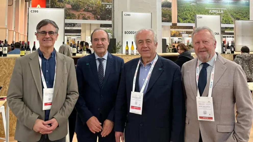 El director general de Industria Alimentaria junto a los presidentes de la DOP de Jumilla, Silvano Garc&iacute;a; Yecla, Rafael Verd&uacute;; y Bullas, Francisco Carre&ntilde;o, presentes en la 'Barcelona Wine Week'. (CARM)