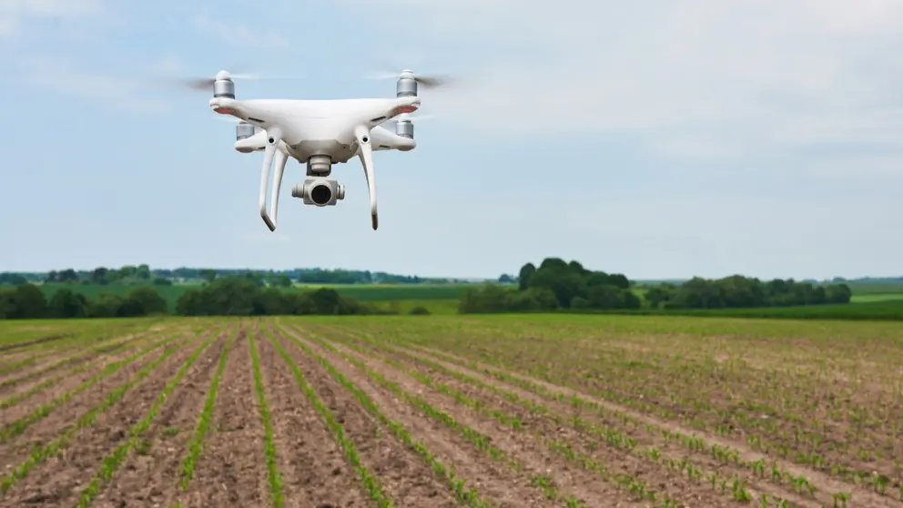 Un dron de uso agr&iacute;cola. (Freepik)