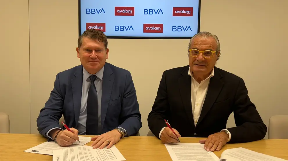 Alberto Carret&oacute;n y Luis Mart&iacute;nez de Salas, durante la firma del acuerdo. (Portavoz)