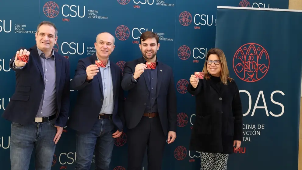 De izquierda a derecha: Marcos Bote, Longinos Mar&iacute;n, Juan Jos&eacute; Fern&aacute;ndez y Alicia Rubio, en la entrega de carnets solidarios a estudiantes de la UMU. (UMU)