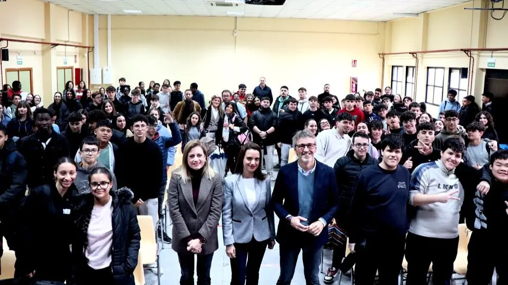 El consejero de Econom&iacute;a, Hacienda, Fondos Europeos y Transformaci&oacute;n Digital, Luis Alberto Mar&iacute;n, mantuvo hoy una charla con alumnos de ESO y Bachillerato del IES Mariano Baquero. (CARM)