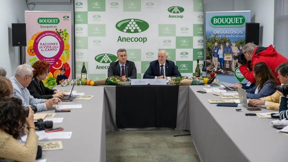 El presidente de Anecoop, Alejandro Monz&oacute;n, y el director general, Joan Mir, dan a conocer los resultados de la campa&ntilde;a 2023-2024. (Anecoop)