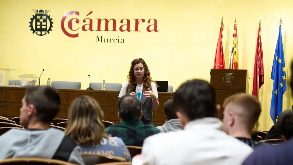 Alumnos de FP Dual difunden las bondades de esta modalidad educativa. (C&aacute;mara de Comercio de Murcia)