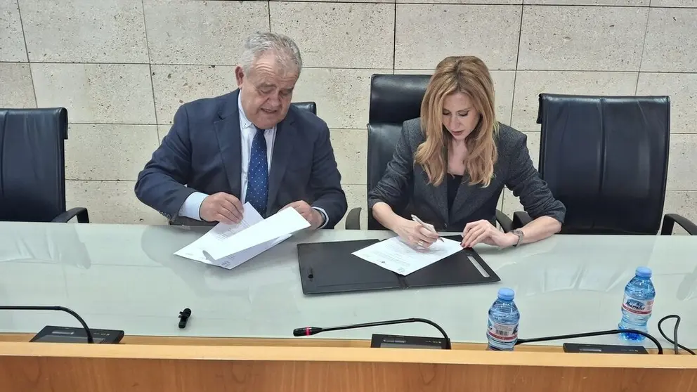 Firma del acuerdo de colaboraci&oacute;n entre la consejera de Empresa y el alcalde de Totana. (CARM)