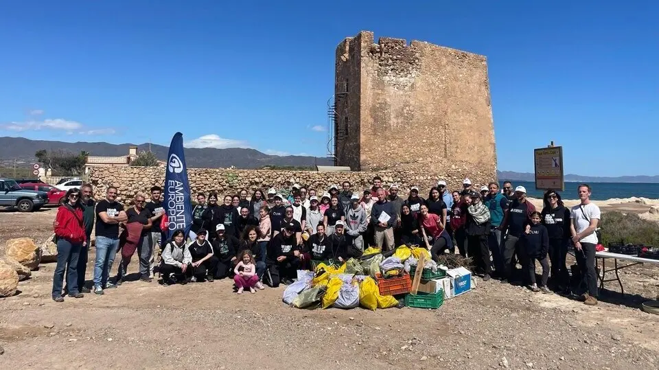 Jornada de limpieza de basura marina en la playa Torre de Cope organizada por ODSesiones de la UMU junto a Ambiente Europeo. (Universidad de Murcia)