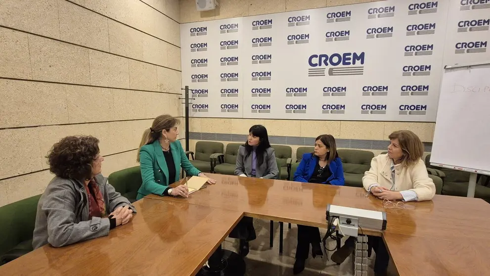 La alcaldesa de Archena junto a la presidenta de OMEP y miembros de su directiva. (Ayuntamiento de Archena)