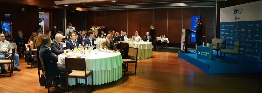 Imagen de Carlos San Mart&iacute;n durante su ponencia en los Desayunos MD con algunos de los asistentes en las mesas. (Ra&uacute;l Alc&aacute;ntara)