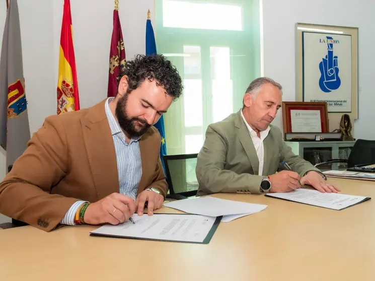 Un momento de la firma del acuerdo de colaboraci&oacute;n. (Imagen Ayto.La Uni&oacute;n)