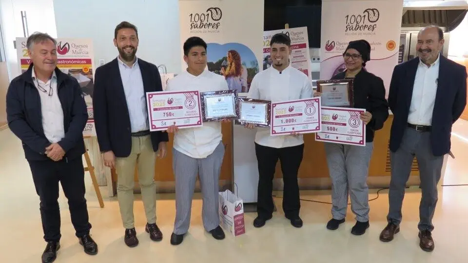Imagen de familia en la entrega de los premios. (CARM)