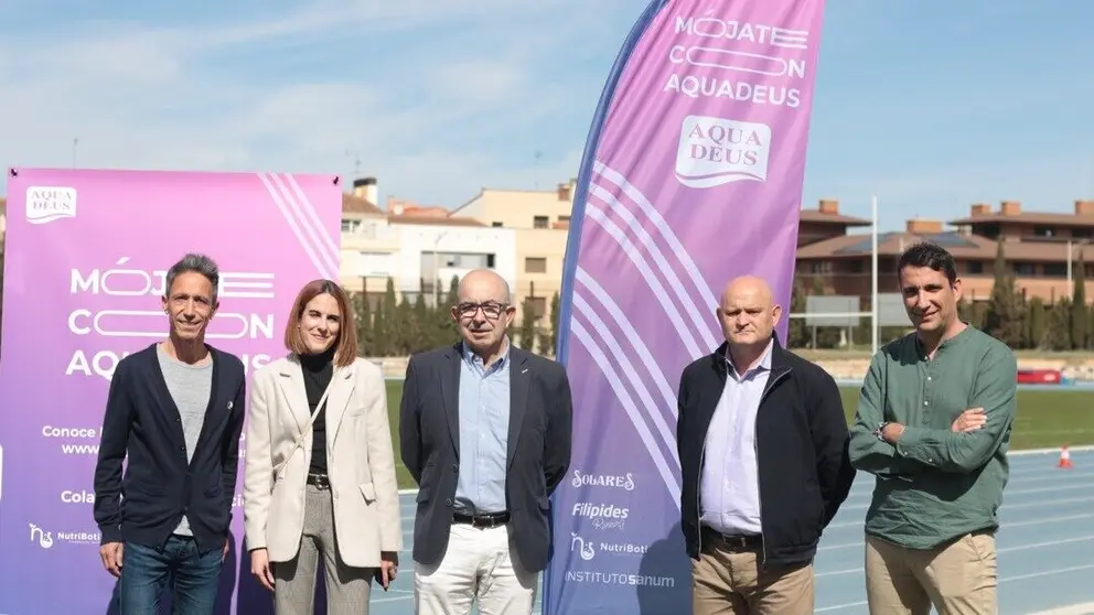 Severino Felipe, atleta y embajador de la iniciativa &lsquo;M&oacute;jate con Aquadeus&rsquo;, Maxi L&oacute;pez responsable de Comunicaci&oacute;n de Aquadeus, Julian Garre, director comercial de Aquadeus, Francisco Villaescusa, concejal de Deportes y Daniel Sancha, diputado de Deportes. (Grupo Fuertes)
