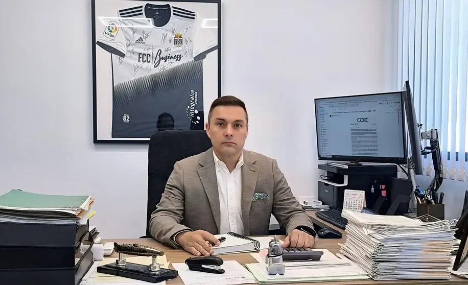 Andr&eacute;s Baraza, en su despacho de las oficinas de su empresa en Cartagena.