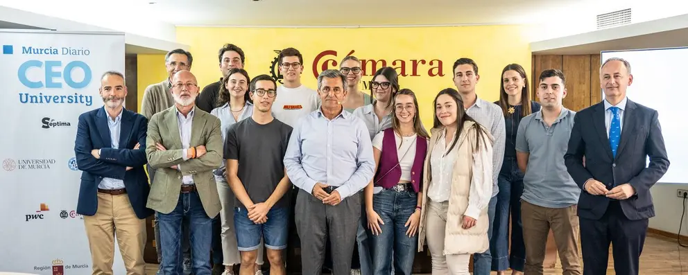 Imagen de familia con los estudiantes participantes en el segundo CEO University. (Ra&uacute;l Alc&aacute;ntara)
