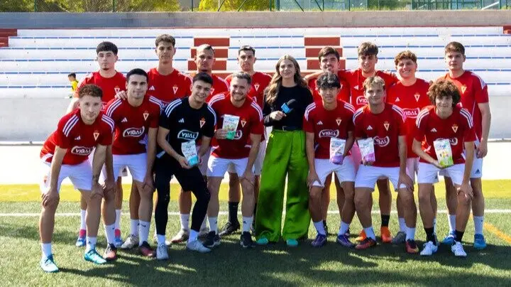 Jugadores del Real Murcia con productos de Vidal Golosinas. (Vidal Golosinas/Web)