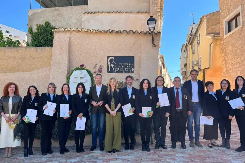 La consejera de Empresa, Empleo y Econom&iacute;a Social, Marisa L&oacute;pez Arag&oacute;n, y el alcalde de Caravaca de la Cruz, Jos&eacute; Francisco Garc&iacute;a, junto con los alumnos a los que hoy se les han entregado los diplomas acreditativos de haber participado en el Programa Mixto de Empleo y Formaci&oacute;n en el sector tur&iacute;stico. (CARM)