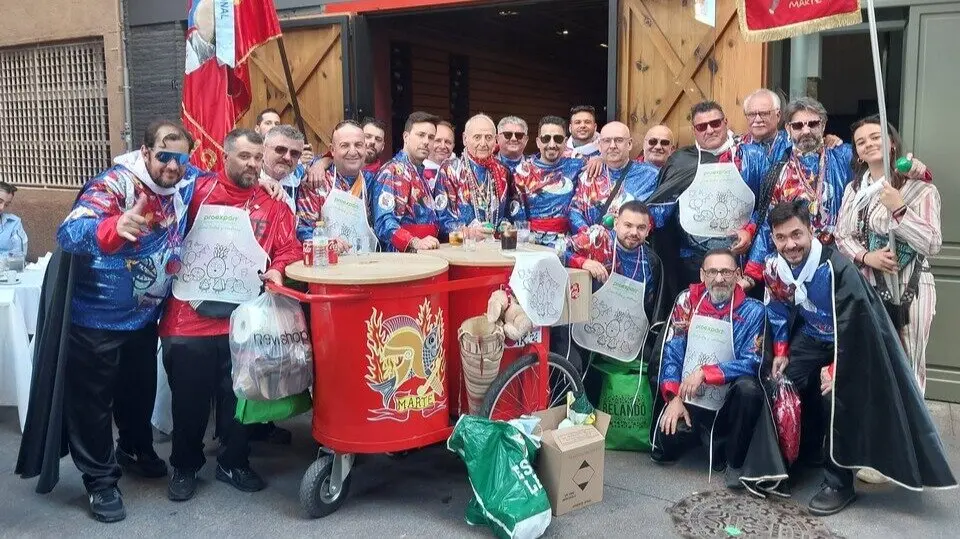 Foto de familia junto al grupo sardinero Marte. (Proexport)