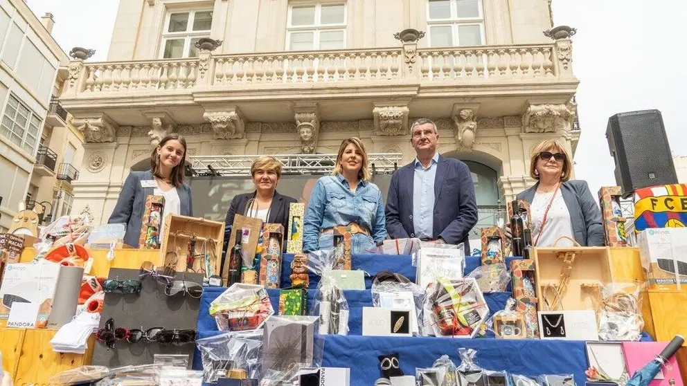 La alcaldesa durante las actividades en comercios por el D&iacute;a de los Cascos Hist&oacute;ricos. (Ayuntamiento de Cartagena)