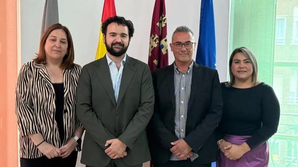 Foto de familia tras la firma de la adhesi&oacute;n. (Ayuntamiento de La Uni&oacute;n)