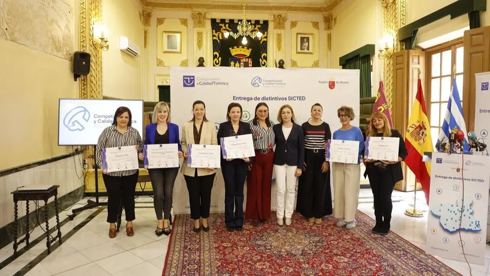 La directora general, Eva Reverte, y la alcaldesa, Seve Gonz&aacute;lez, con las representantes de las empresas y servicios tur&iacute;sticos acreditados. (CARM)