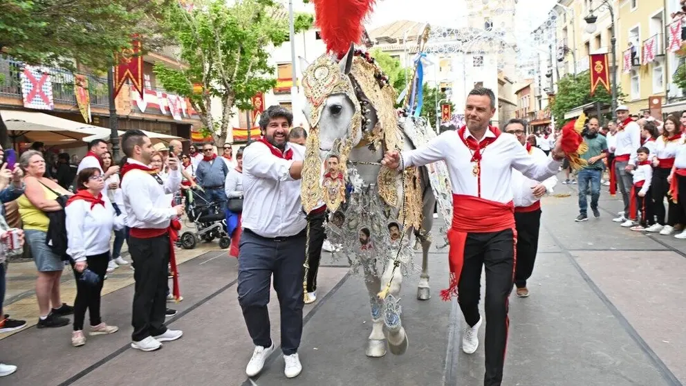 El presidente de la Comunidad, Fernando L&oacute;pez Miras, participa en los Caballos del Vino y en otros actos de las fiestas de Caravaca de la Cruz. (CARM)