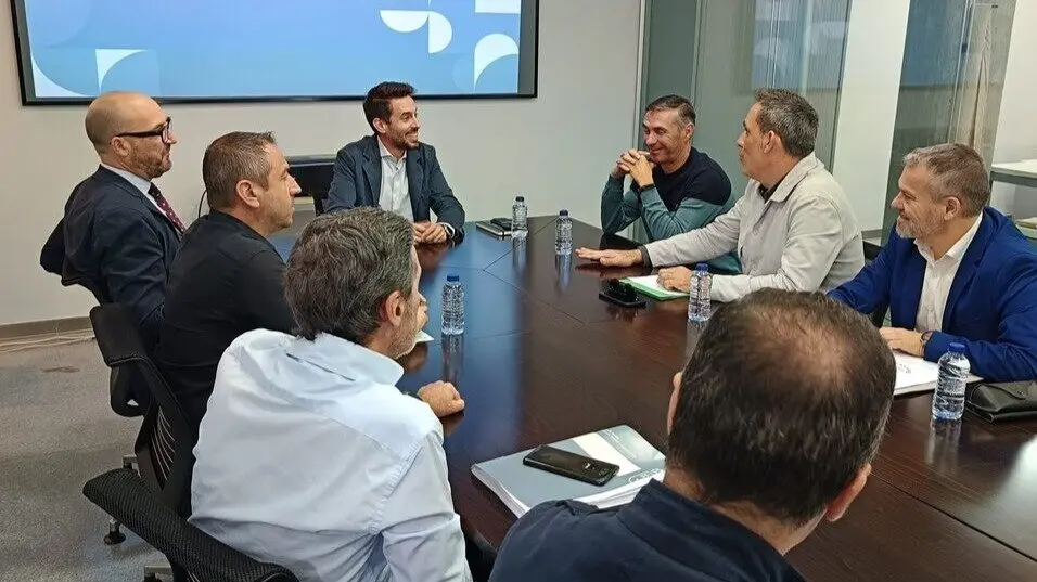 El secretario general de la consejer&iacute;a de Fomento, Jos&eacute; Francisco Lajara, y el director general de Movilidad y Transporte, Jos&eacute; Antonio Verd&uacute;, durante una reuni&oacute;n con representantes del sector del taxi de Murcia y Cartagena y del ayuntamiento de Murcia. (CARM)