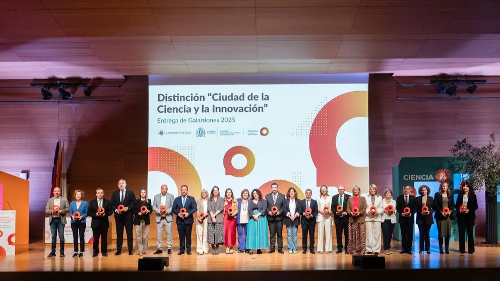 Foto de familia con los representantes de todas las localidades distinguidas. (Ministerio de Ciencia)