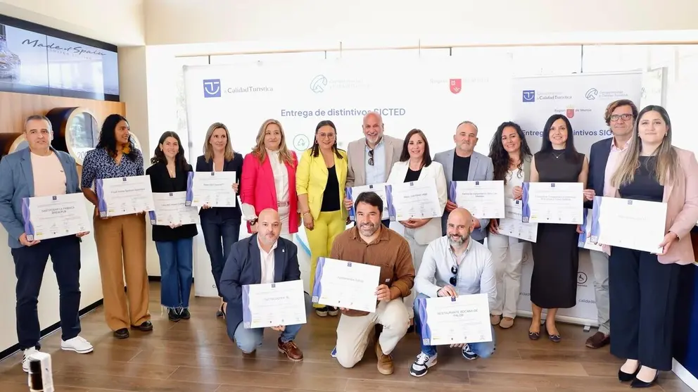 La directora de Competitividad y Calidad Tur&iacute;sticas, Eva Reverte, con los representantes de las empresas acreditadas.&nbsp;(CARM)