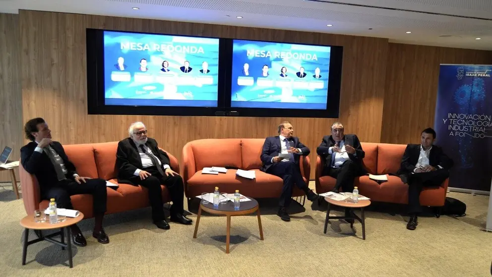 Imagen de la mesa redonda. (Comp&aacute;s)