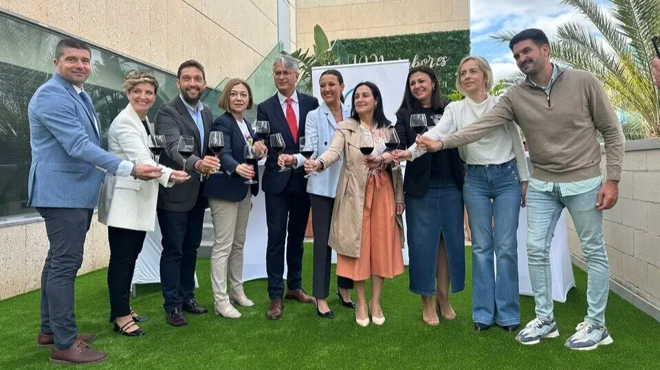La consejera de Turismo, Carmen Conesa, con los representantes de los municipios y Denominaciones de Origen vin&iacute;colas de Bullas, Jumilla y Yecla y el experto Llu&iacute;s Tolosa. (CARM)