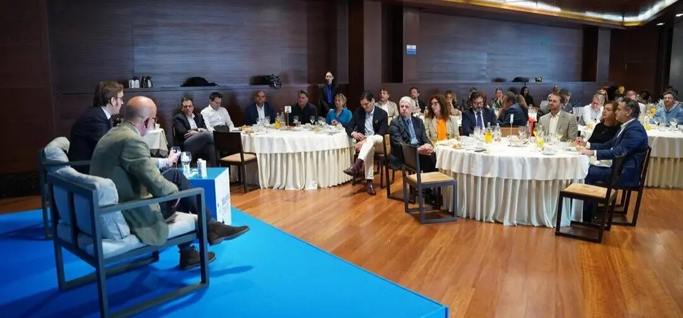 Un momento del turno de preguntas del decimotercer Desayuno Murcia Diario. (Ra&uacute;l Alc&aacute;ntara)