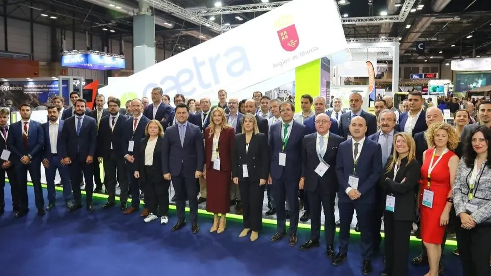 Imagen de familia durante la inauguraci&oacute;n del stand de la Regi&oacute;n en la Feria Internacional de Defensa y Seguridad de Espa&ntilde;a. (CARM)