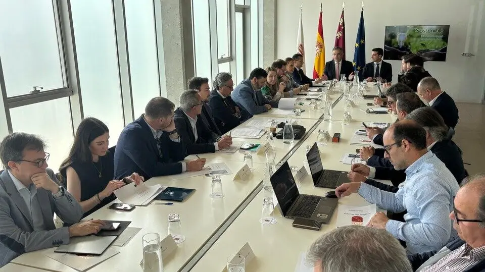 El consejero de Medio Ambiente, Juan Mar&iacute;a V&aacute;zquez, junto con el alcalde de Blanca, &Aacute;ngel Pablo Cano, durante la reuni&oacute;n del grupo de trabajo &lsquo;M&aacute;s Sostenible&rsquo;, para elaborar el Plan Industrial de la Regi&oacute;n. (CARM)