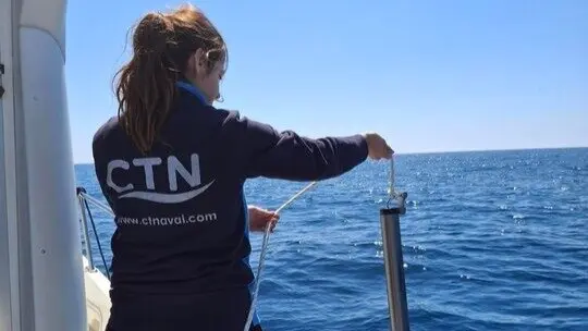 Equipo de CTN desplegando hidr&oacute;fonos en el mar. (CTN)