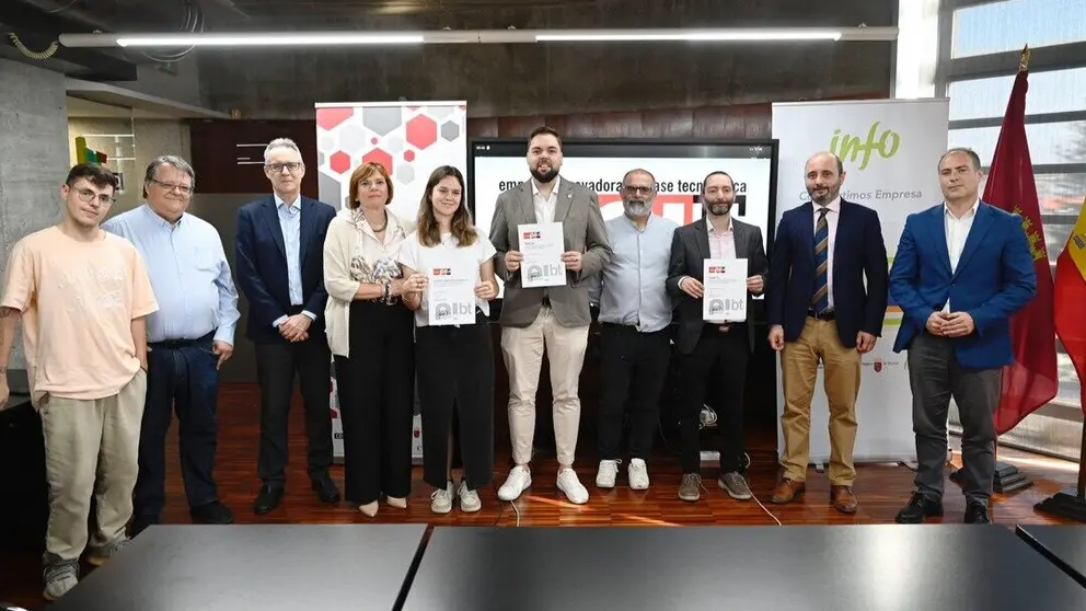Imagen de la entrega de los sellos. (Info)