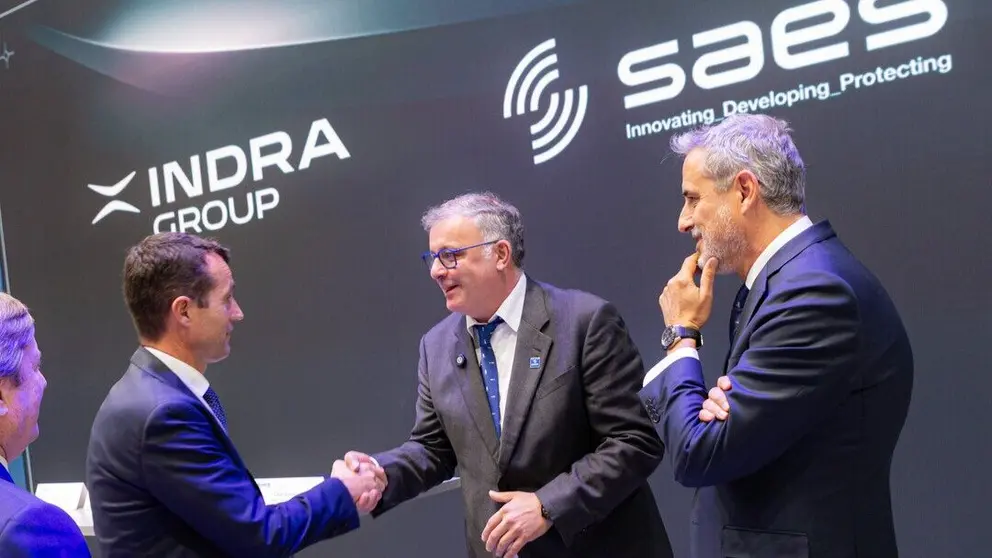 El presidente de SAES, Jos&eacute; Javier M&aacute;rmol, firma un acuerdo con el&nbsp;presidente de Indra, &Aacute;ngel Escribano, en el marco de Feindef 2025. (SAES)