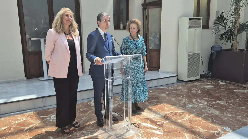 La concejal de Gobierno Abierto, Promoci&oacute;n Econ&oacute;mica y Empleo, Mercedes Bernab&eacute;, junto al edil de Turismo, Comercio y Consumo, Jes&uacute;s Pacheco, y la organizadora de los eventos, Mar&iacute;a Trinidad Herrero- (Ayuntamiento de Murcia)