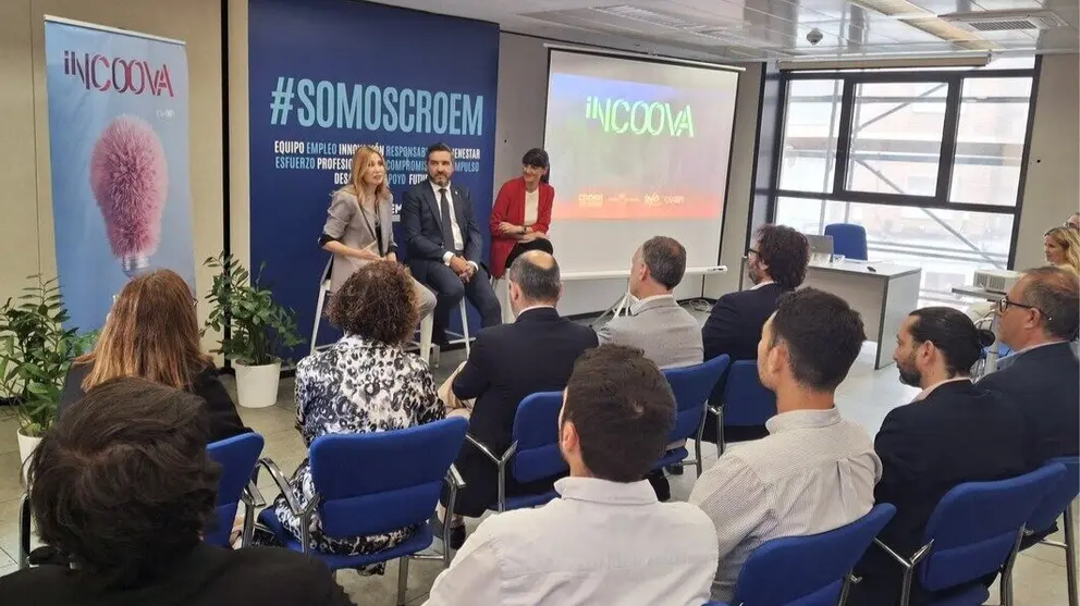 La consejera de Empresa, Marisa L&oacute;pez Arag&oacute;n, junto a la secretaria de Estado de Digitalizaci&oacute;n e Inteligencia Artificial, Mar&iacute;a Gonz&aacute;lez Veracruz, durante la visita a CROEM. (CROEM)