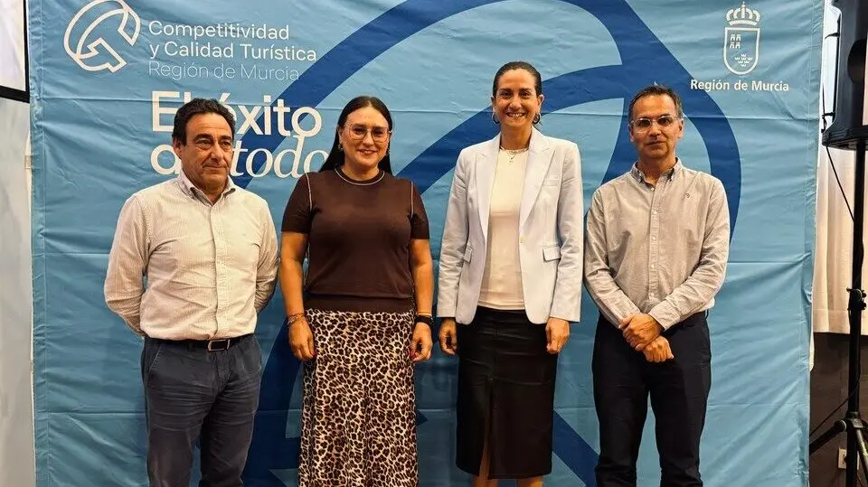 La directora general de Competitividad y Calidad Tur&iacute;sticas, Eva Reverte, y la alcaldesa de Archena, Patricia Fern&aacute;ndez, en el acto de presentaci&oacute;n del video. (CARM)