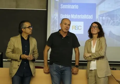 De izquierda a derecha: Francisco J. Bastida, Longinos Marín y Noelia Martínez, en este seminario sobre doble materialidad. (UMU)