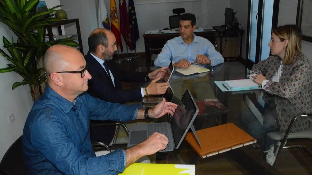 Reuni&oacute;n entre el director del Instituto de Fomento (Info), Joaqu&iacute;n G&oacute;mez, y el acalde de Blanca, Pablo Cano. (CARM)