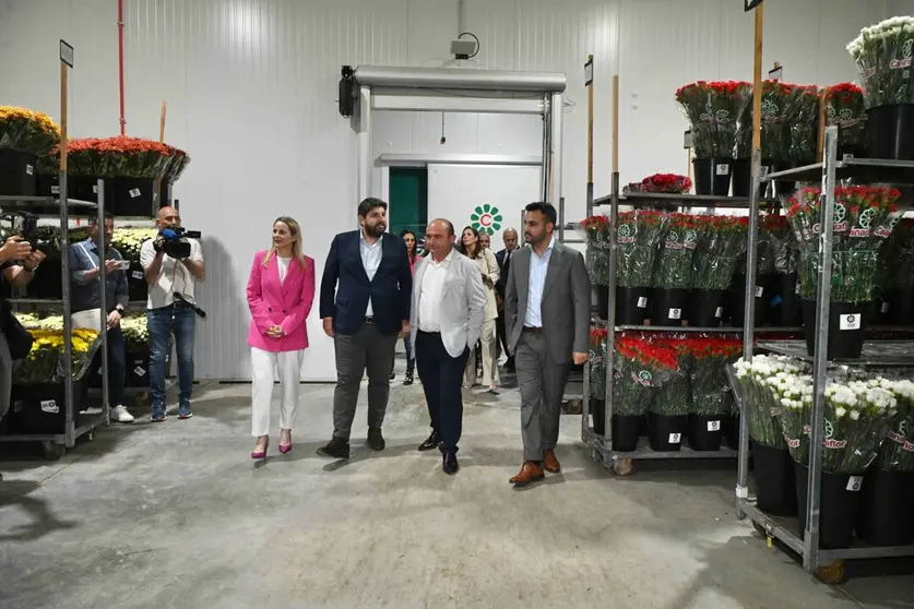 Un momento de la inauguraci&oacute;n de las instalaciones de Canaraflor. (CARM)