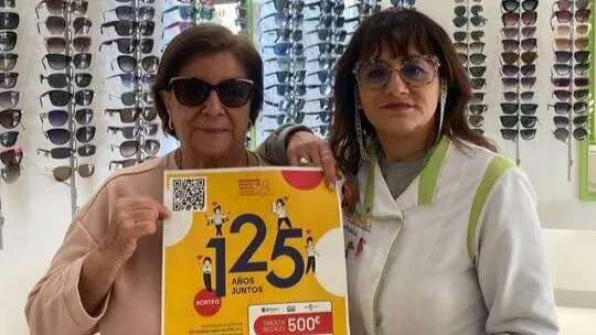 Una de las ganadoras en la &Oacute;ptica Antonella de Ceheg&iacute;n. (C&aacute;mara de Murcia)