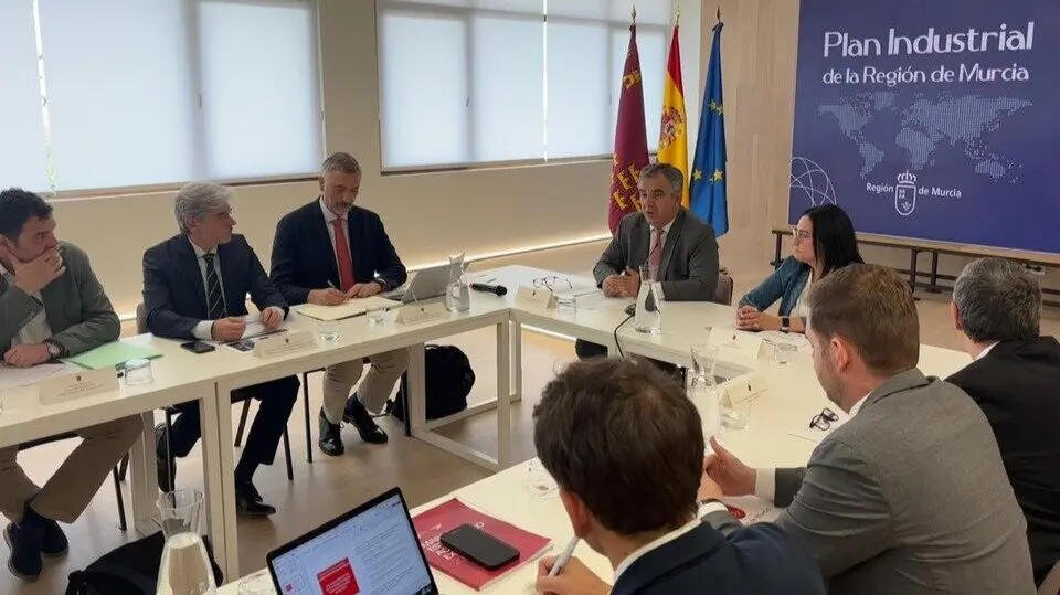 El consejero Juan Mar&iacute;a V&aacute;zquez, junto con la alcaldesa de Yecla, Remedios Lajara, durante la reuni&oacute;n del grupo de trabajo &lsquo;M&aacute;s Internacional&rsquo; para elaborar el Plan Industrial de la Regi&oacute;n de Murcia. (CARM)