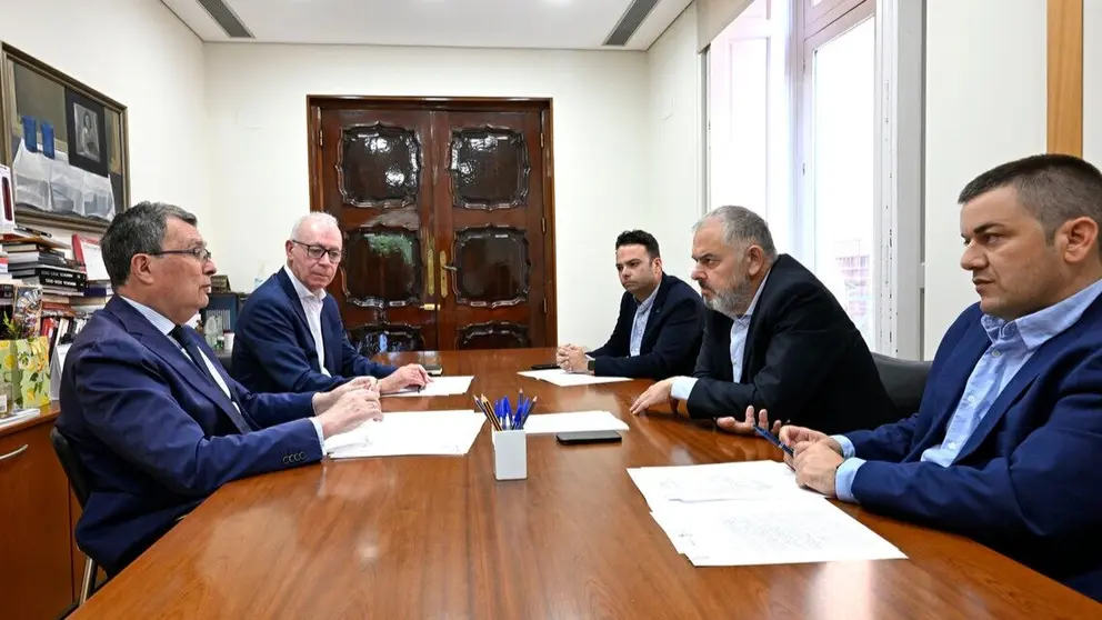 Un momento del encuentro entre el alcalde de Murcia, Jos&eacute; Ballesta, y el presidente del SCRATS, Lucas Jim&eacute;nez, para abordar la celebraci&oacute;n del acto en defensa del trasvase. (Ayuntamiento de Murcia)