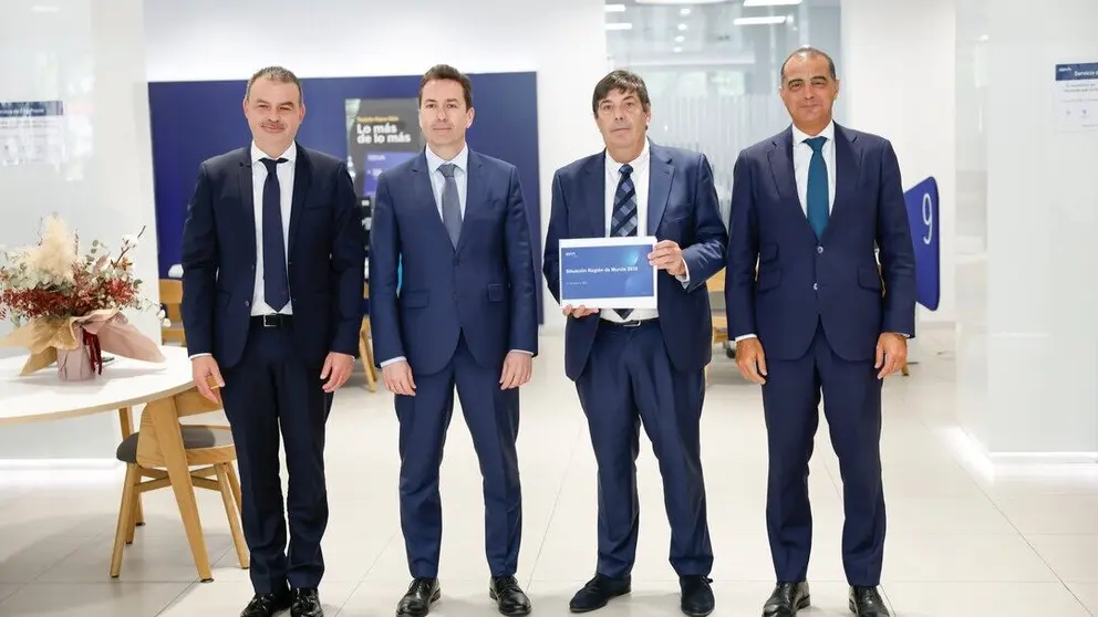 Imagen de familia durante la presentaci&oacute;n del informe &lsquo;Situaci&oacute;n Murcia 2025&rsquo; de BBVA Research. (BBVA)