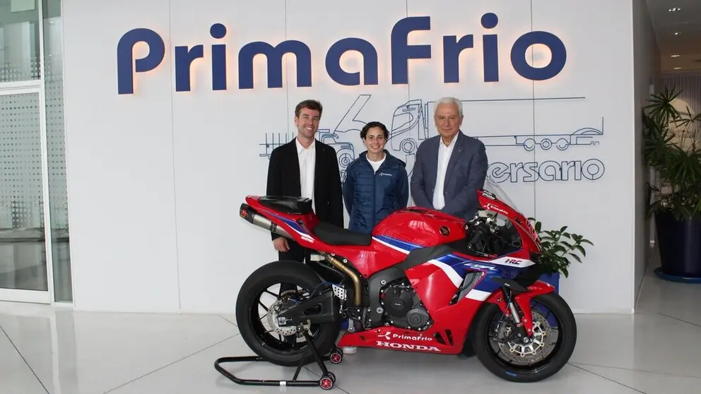 La piloto Ana Carrasco junto al director general de Deportes de la Comunidad, Fran S&aacute;nchez, y al presidente de Primafrio, Jos&eacute; Esteban Conesa. (Primafrio)