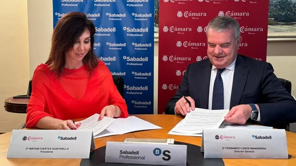 Imagen durante la firma del convenio. (C&aacute;mara de Comercio de Murcia)